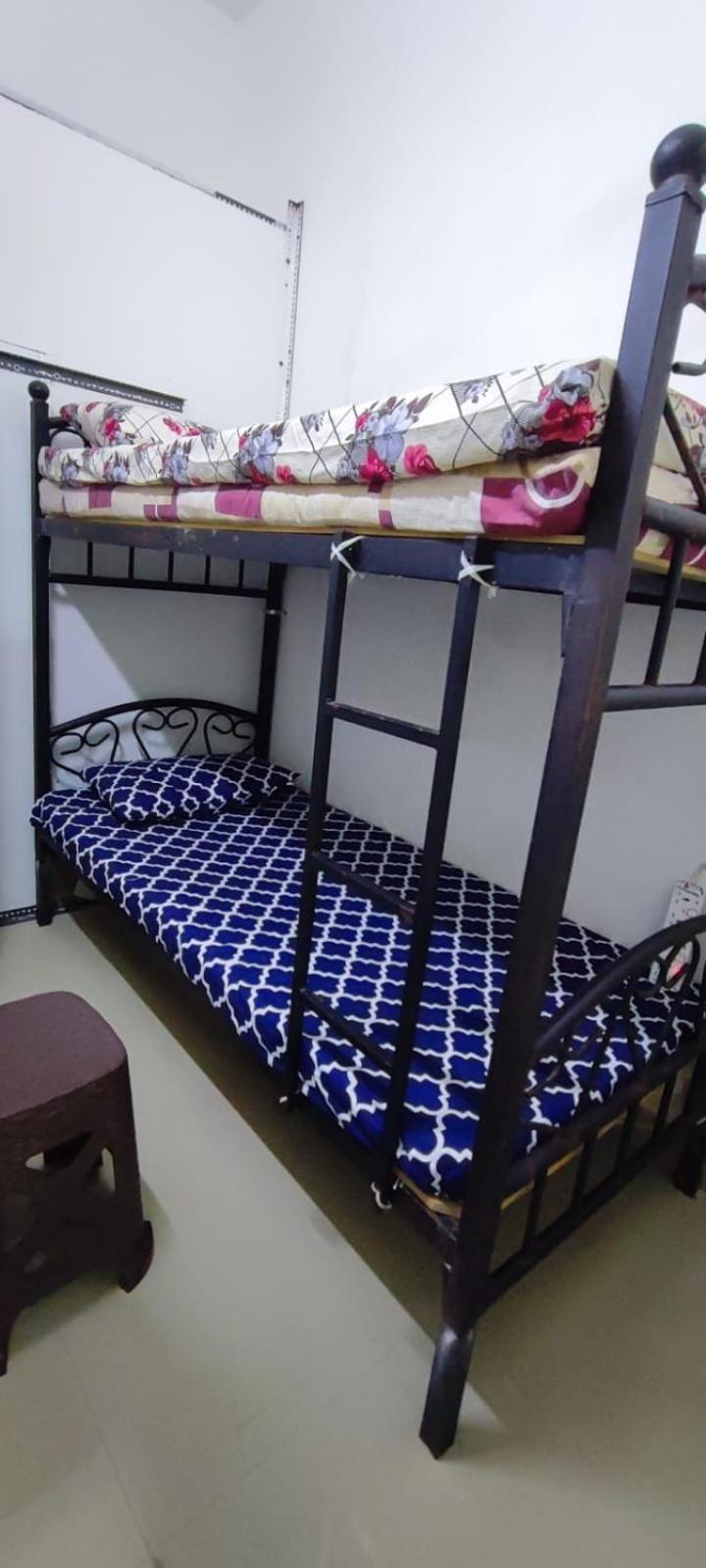 Partition Men Bed Space 2 Accommodatie bij particulieren