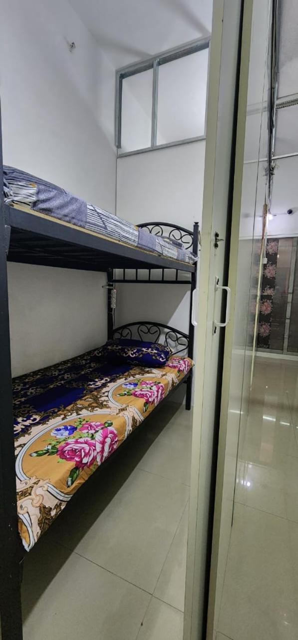 Partition Men Bed Space 2 * Dubai